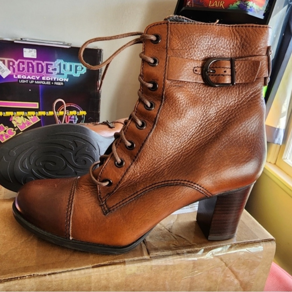 Women's Clark's 3 inch brown heeled zip boots size 10